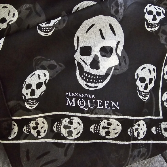 Alexander McQueen Skull Silk Scarf Black - Picture 4 of 6